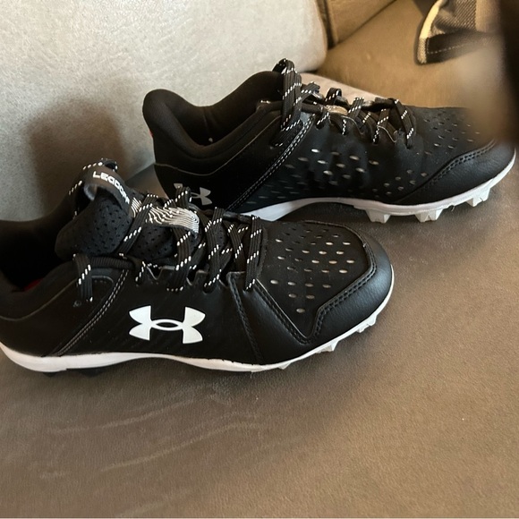 Reduced Under Armour Y5.5/W7 Leadoff Low Rubber Molded Baseball softball Cleat - Picture 4 of 10